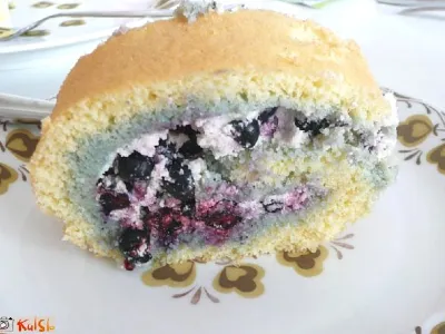 Rolada z borovnicami in malinami