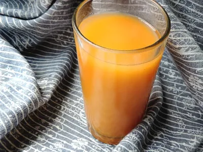 Sok iz breskev in korenčka