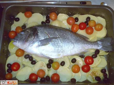 Orada s krompirjem in češnjevim paradižnikom