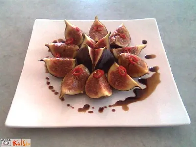 Sveže fige z olivnim oljem, balzamičnim kisom in čilijem