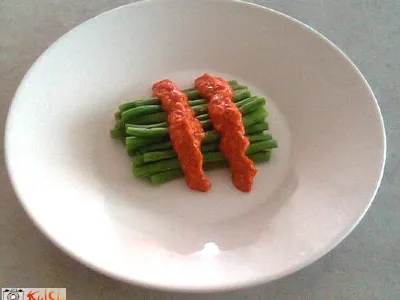 Omaka iz pečenih paprik in mandljev