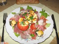 Fotografija recepta: Polnjeni paradižniki s šampinjoni na zeleni solati