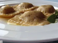 Fotografija recepta: Tortelini z jajčevci, orehi in skuto