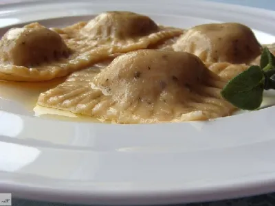 Tortelini z jajčevci, orehi in skuto