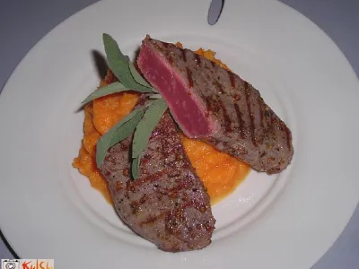 Ramstek s sivko na bučnem pireju