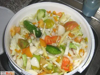 Enostavna, mešana solata v  škafu