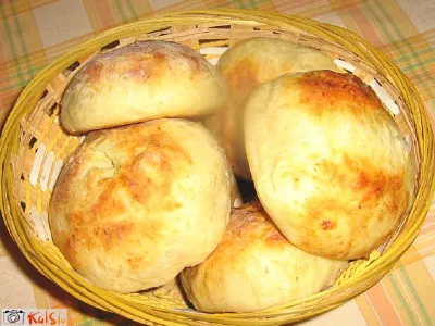 Skutne žemljice s čebulo in začimbami