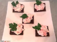 Fotografija recepta: Lososov sirni namaz na črnem rženem kruhu