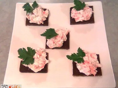 Lososov sirni namaz na črnem rženem kruhu