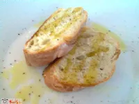 Fotografija recepta: Svež, hrustljav kruh z olivnim oljem, soljo in poprom