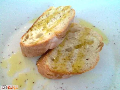 Svež, hrustljav kruh z olivnim oljem, soljo in poprom