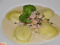 Fotografija recepta: Kremna omaka z lososom in pinjoli