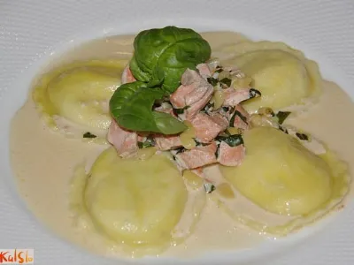 Kremna omaka z lososom in pinjoli