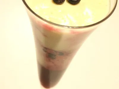 Jogurtovo limonin mousse z borovnicami