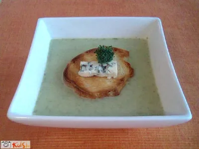 Brokolijeva kremna juha z gorgonzolo