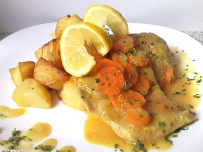 Svinjski zrezek s curry omako in pečenim krompirjem