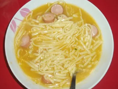 Juha z rezanci in hrenovkami