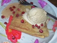 Fotografija recepta: Palačinke v pomarančni omaki z vanilijevim sladoledom in granatnim jabolkom
