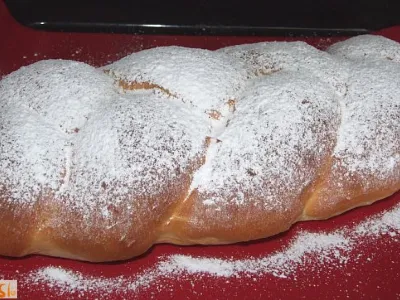 Polnjena kvašena pletenica