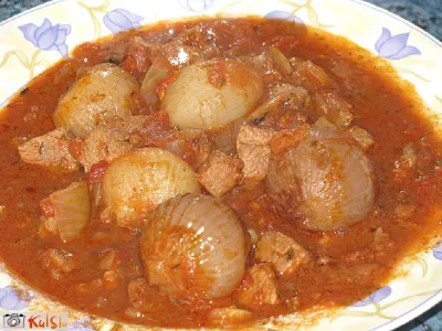 Stifado - grški golaž s čebulicami