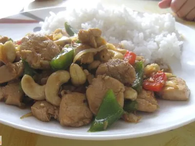 Piščanec z indijskimi oreščki