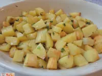 Fotografija recepta: Pečen krompir s česnom in peteršiljem (fr. pommes persillade)