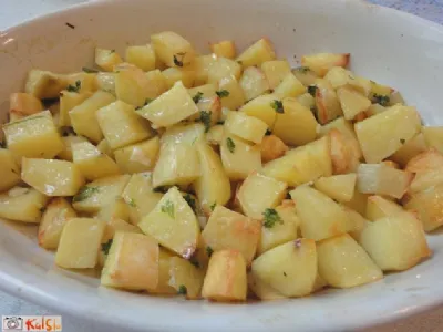 Pečen krompir s česnom in peteršiljem (fr. pommes persillade)