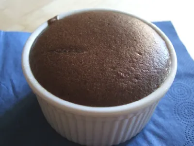 Čokoladni souffle z omako iz gozdnih sadežev
