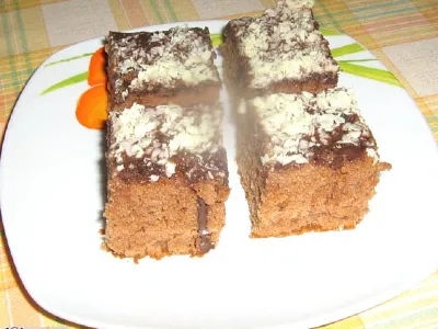 Kolač z mlečno in belo čokolado