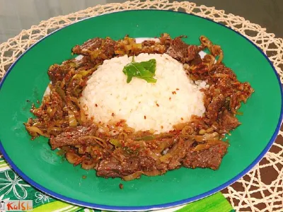 Govedina s porom in sezamom