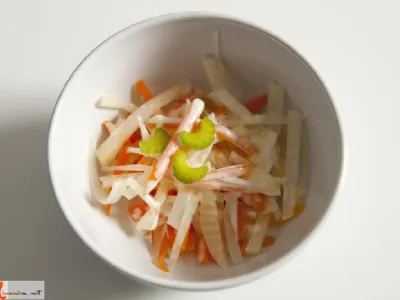 Solata iz gomoljne zelene in korenja