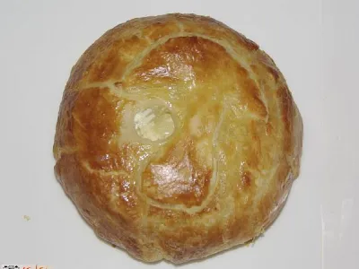 Brie v skorjici z gobami