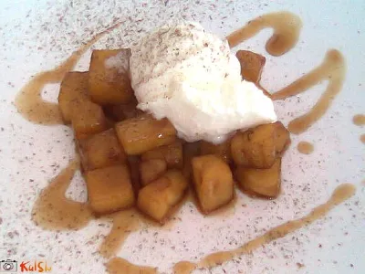 Karameliziran ananas z vanilijevim sladoledom in sečuanskim poprom