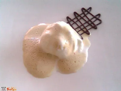 Vanilijev sladoled z rumovo peno