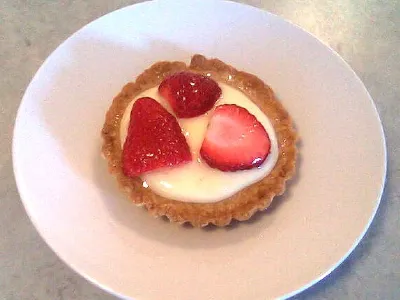 Tortice s pudingom in jagodami