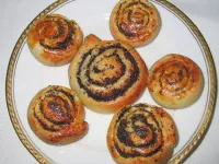 Fotografija recepta: Polžki, polnjeni s čokolado in orehi