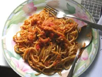 Fotografija recepta: Špageti s paradižnikovo omakco in tuno za neizkušene študentske kuharje