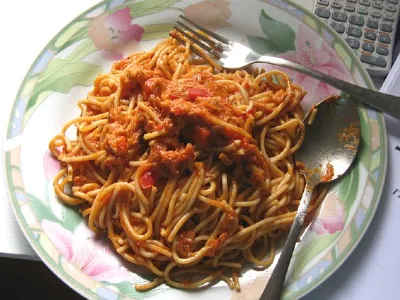 Špageti s paradižnikovo omakco in tuno za neizkušene študentske kuharje