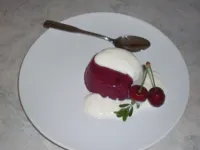 Fotografija recepta: Strjenka iz gozdnih sadežev s prelivom iz kisle smetane