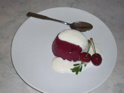 Strjenka iz gozdnih sadežev s prelivom iz kisle smetane