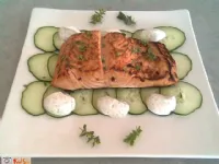 Fotografija recepta: Pečen losos s svežo kumaro, koprovo smetano in limonskim timijanom