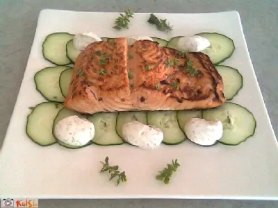 Pečen losos s svežo kumaro, koprovo smetano in limonskim timijanom