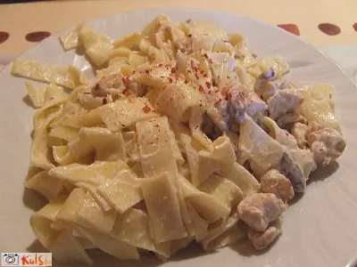 Široki rezanci s puranom in mandlji