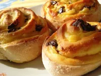 Fotografija recepta: Kvašeni polži z vanilijevo kremo in rozinami