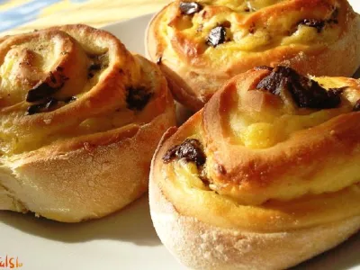 Kvašeni polži z vanilijevo kremo in rozinami