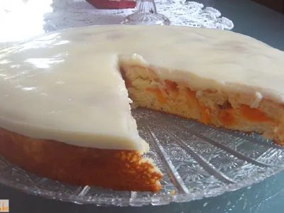 Biskvit z marelicami in vanilijevim pudingom