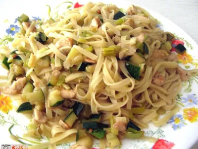 Kitajski rezanci s piščancem in zelenjavo