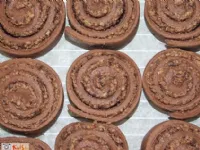 Fotografija recepta: Čokoladni kvašeni polži s čokoladno - orehovim nadevom