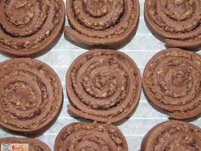 Čokoladni kvašeni polži s čokoladno - orehovim nadevom