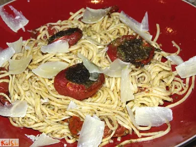 Špageti s popečenim paradižnikom in pestom